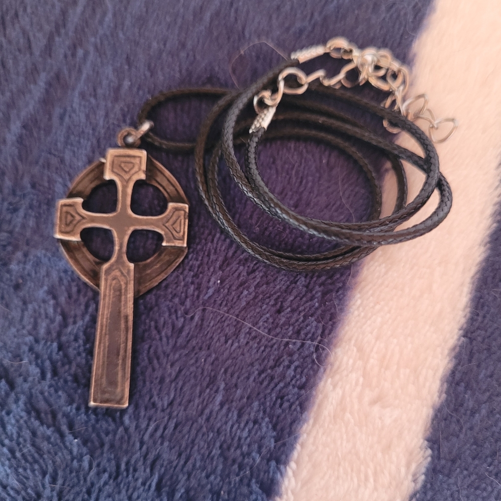 Celtics cross rope pendant necklace - Picture 2 of 2